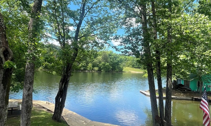 Mid America Condo | Lake Front in Hot Springs! Cozy, Water views and more!