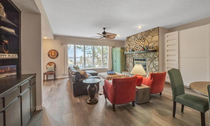 Salem Apartment | Lake front Keowee Condo with Balcony & Resort Amenities! 20 min to Clemson condo