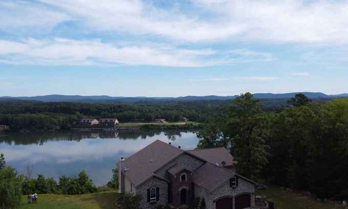 Royal House | LAKE FRONT -LAKE HAMILTON - 4 Acres