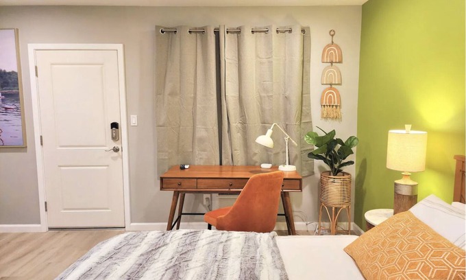 North Lakeport Apartment | Lake Front Oasis-On the Lake/Pier/Full Kitchen Lakeport Room #2