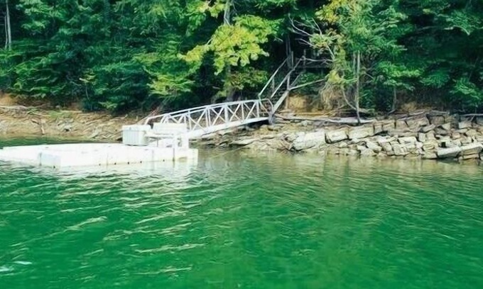 Seymour Cabin | Lake Front * Pool Table * Hot Tub