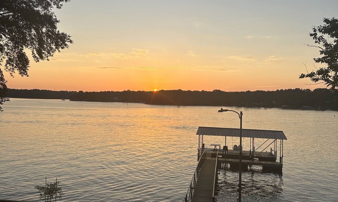 Anderson House | Lake Hartwell-10 miles to Clemson and short boat ride to Green Pond Landing
