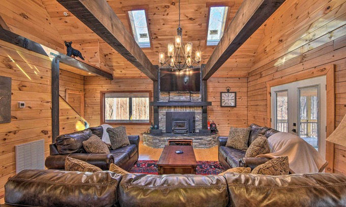 Westminster Cabin | Lake Hartwell Area Cabin w/Community Pool Access!