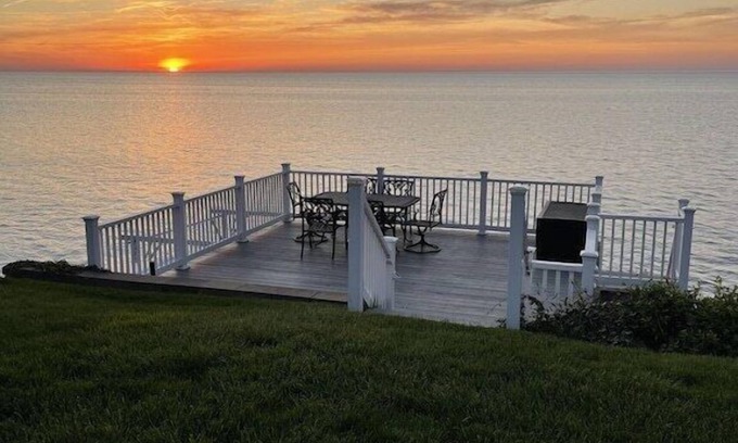 Lorain House | Lake Haven - The Water’s Edge Of Lake Erie!