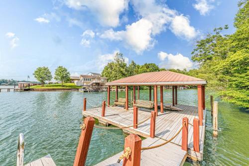 Hickory House | Lake Hickory Trio with Boat Slip