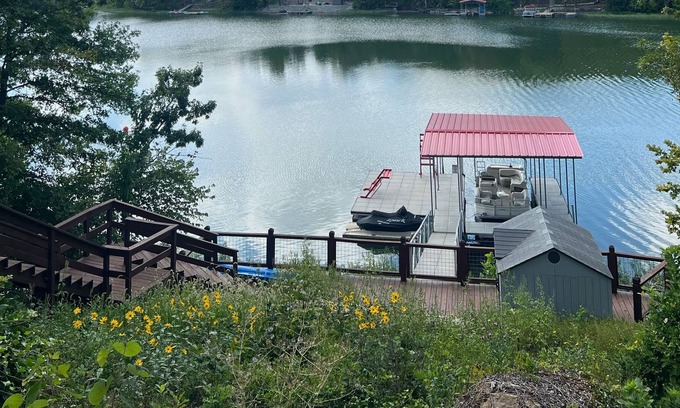 La Cygne House | Lake House Getaway, 1 hour from KC!