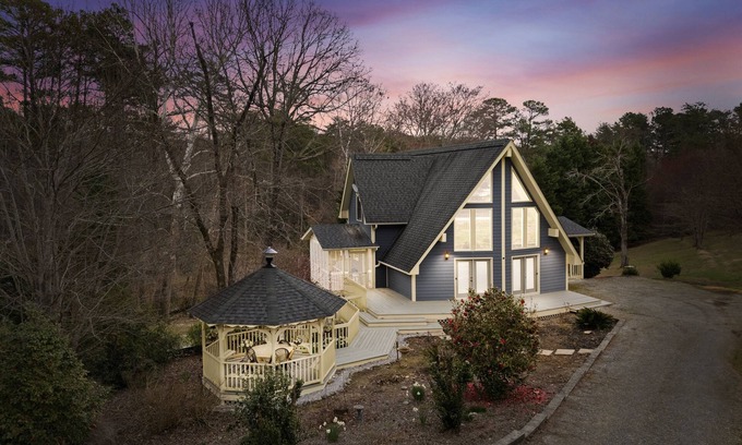 Salem House | Lake Jocassee retreat on two acres! New hot tub, Devil’s Fork State Park