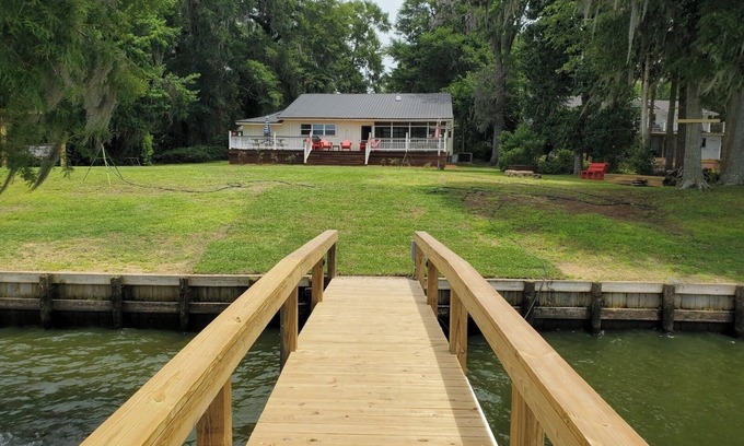 Summerton House | Lake life paradise! Spacious 5 bedroom lakefront with new covered dock