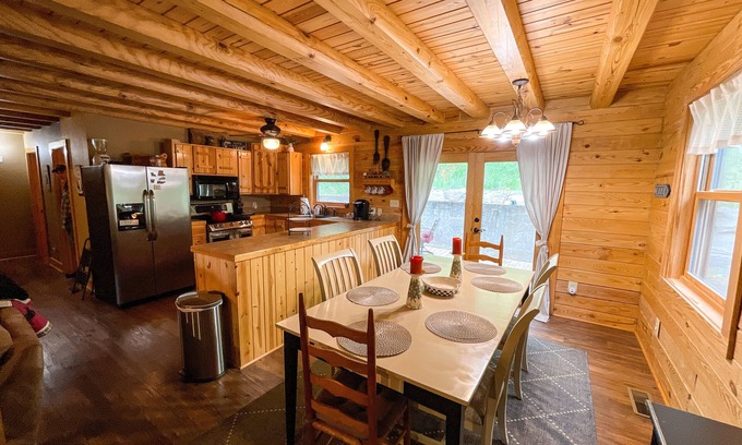 Edgemont Cabin | Lake Log Cabin - right on Greers Ferry lake