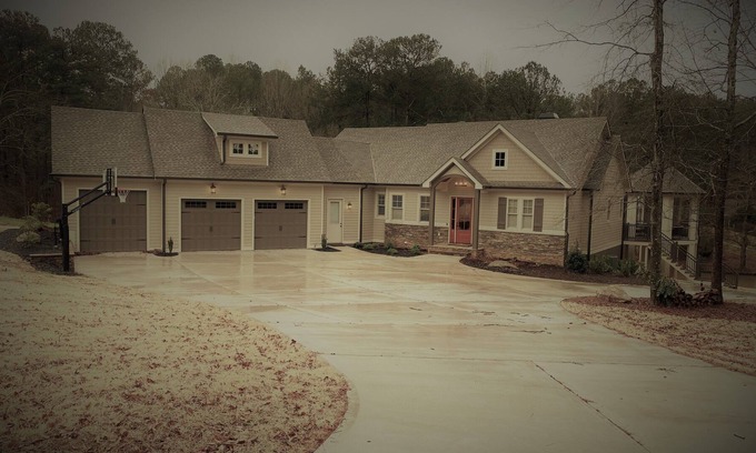 Lake Oconee House | Lake Oconee Hidden Treasure. Who said you can't have everything in one place?!