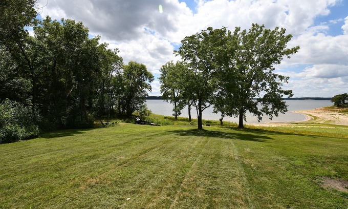 Pella Cottage | Lake Red Rock Cottage Retreat