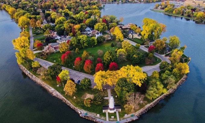 Neenah House | Lake, River and Lighthouse View Suite