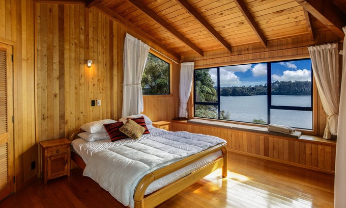 Tikitere House | Lake Rotoiti Views, Tikitere - Stunning Lake Views