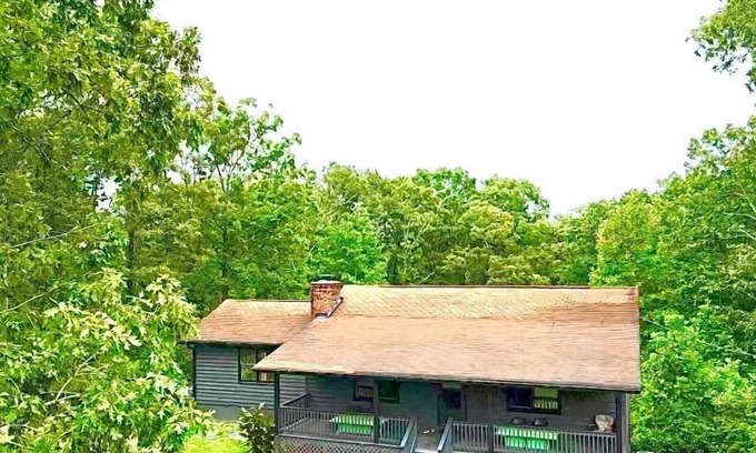 Dewy Rose House | Lake Russell Cabin-Dog-Friendly, Secluded 4 Acres, Minutes to Boat Ramp & Town