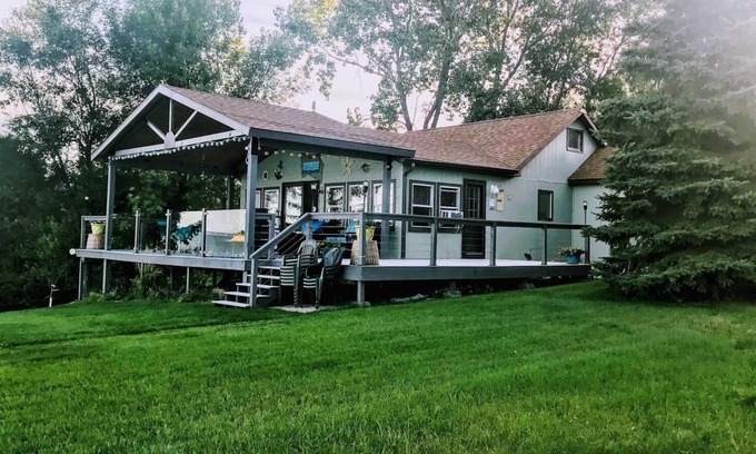 McLean County Cabin | Lake Sakakawea Lakefront ; Luxury Spacious 4-Bedroom Cabin