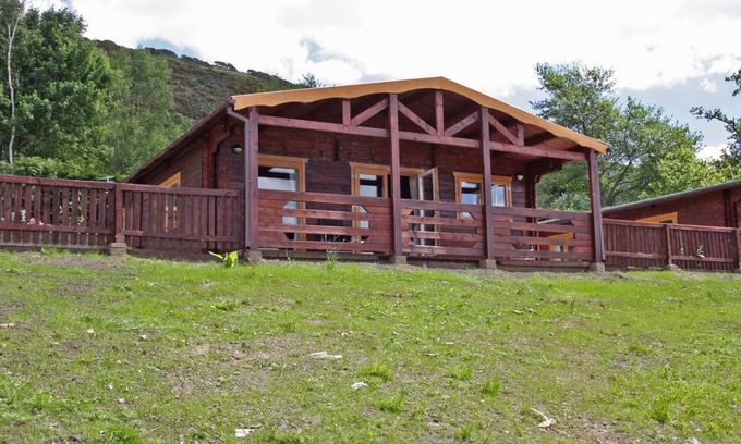 Pontardulais Cottage | Lake side log cabin peacefully situated and each enjoying fabulous lake views.