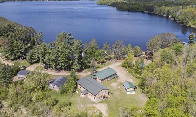 Emily Cabin | Lake Side Resort! 3 Buildings, sleeps 57! Sandy Beach, Game Room & More!