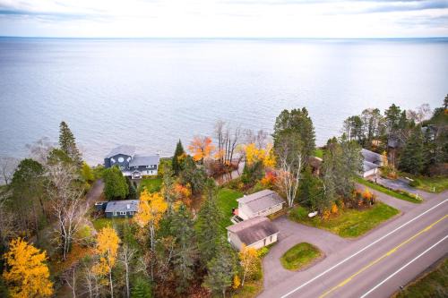 North Shore Apartment | Lake Superior Getaway - Walk to Water!
