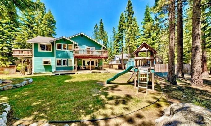 North Upper Truckee House | Lake Tahoe spacious Retreat with fun yard mv19