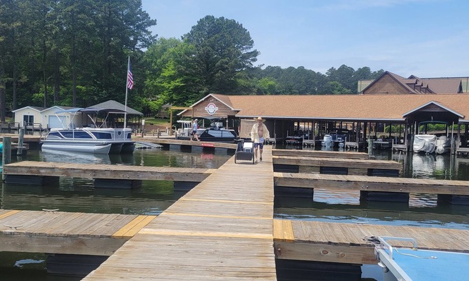 Mount Gilead House | Lake Tillery 7 Minutes to Marina! Sleeps 8, Large Deck with WiFi and AC
