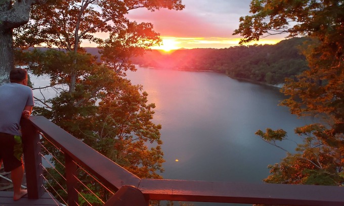 Somerset House | Lake View/4 Bedroom Townhome Sleeps 8/Near Lee's Ford Marina/Newer Construction