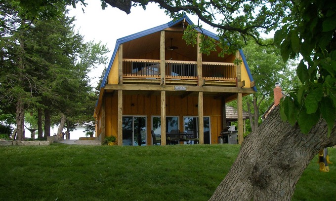 Alma House | Lake View Barn Home on Lake Wabaunsee-Peaceful Flint Hills Getaway for Families