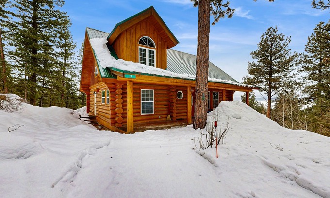 Cascade Cabin | Lake-View Cabin with Deck, Firepit & Pool Table