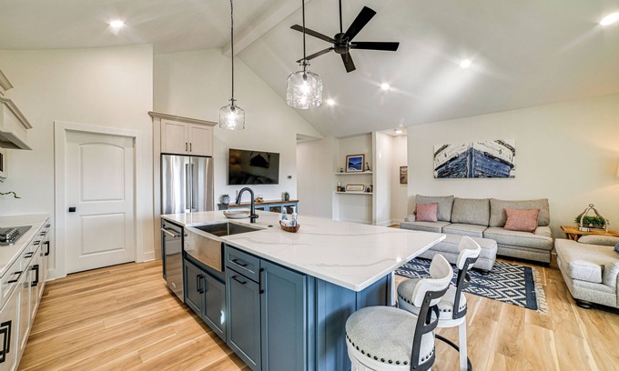 Grand Rivers House | Lake View + Deck: Group Getaway in Grand Rivers!