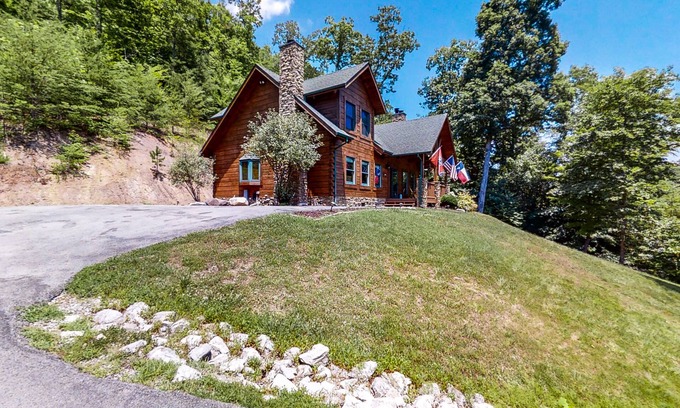 Tazewell Cabin | Lake view dog-friendly cabin w/private deck, gas grill, wood fireplace, and W/D