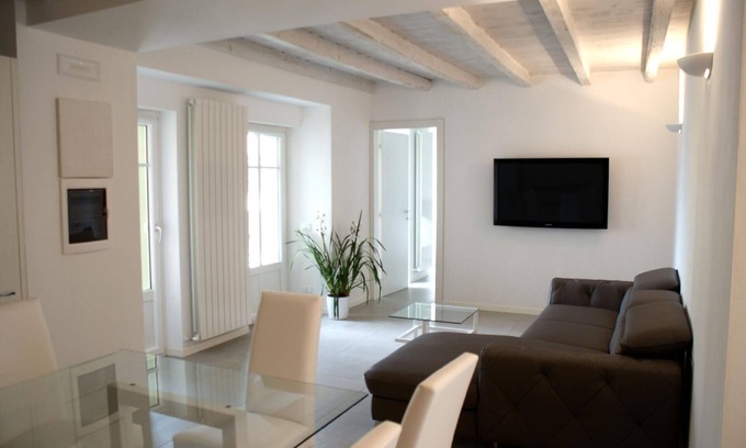 Castro Apartment | lake view' flat with water view