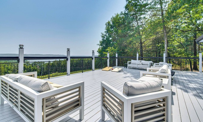 Marmaros Cottage | Lake View & Game Room on 3 1/2 Acres, Near Marina