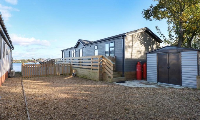 Frognall House | Lake View Lodge