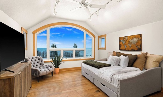 French River House | Lake View Luxury Retreat/10mins to Duluth/85" Home Theater/Heated Game Room/Fire pit