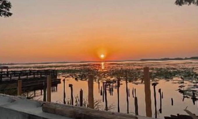 Samburg Apartment | Lake view room on Reelfoot Lake