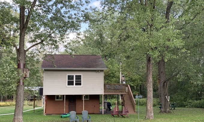 Trempealeau Cottage | Lake View Vacation Rental - Equipped w/Bikes, Kayaks, Grill & Fire Pit