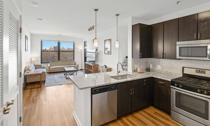 Assembly Square Apartment | Lake View W/balcony Assembly row