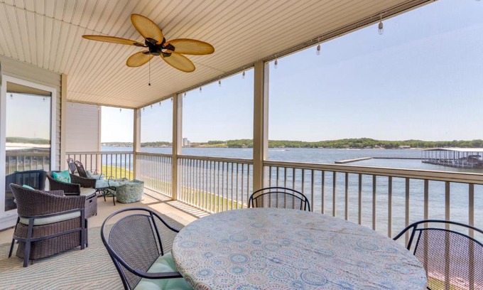 Village of Four Seasons Apartment | Lake Views and Screened Porch Ozarks Getaway!