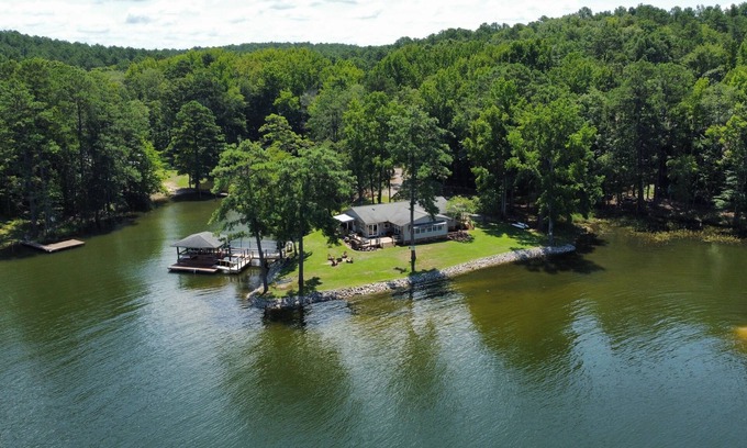 Liberty Hill House | Lake Wateree SC Waterfront Home 3B/2Ba w/King Bed, Loads of Amenities & Dock!