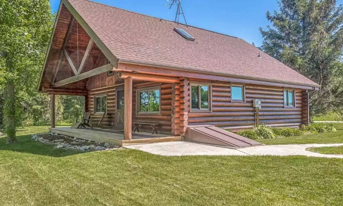 Chilton House | Lake Winnebago waterfront 3 bedroom Log home on a private lot with a great view!