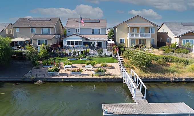 Lathrop House | Lakefront 4-bedroom house with WiFi and AC in brilliant Lathrop