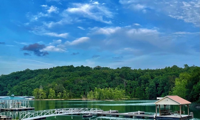 Jacksboro Cabin | Lakefront Cabin : Boat Slip : Dock : Kayaks : Families : Internet