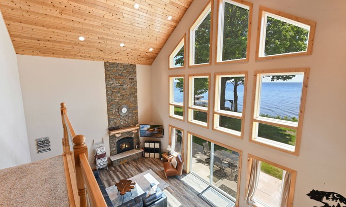 Aitkin Cabin | Lakefront cabin with wall of windows and game room!
