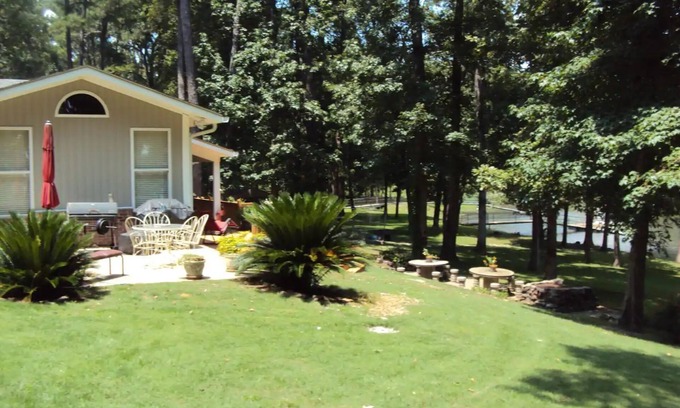 Eufaula House | Lakefront Charm - Fun and Romance!