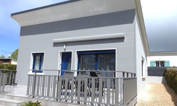 Villegusien-le-Lac Cottage | Lakefront cottage with terrace, perfect for families