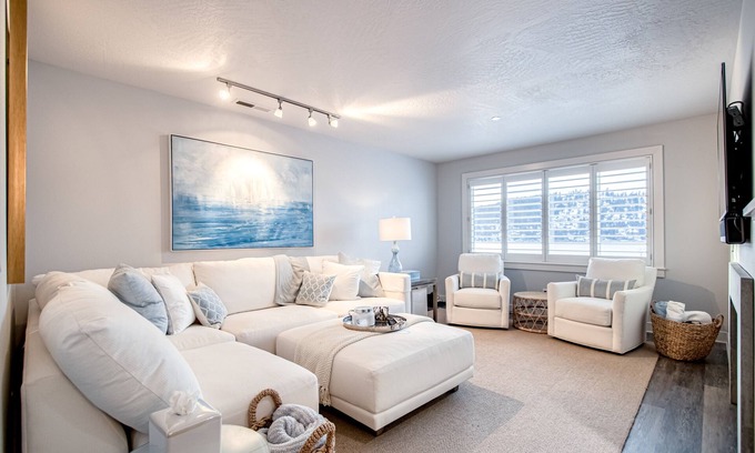 Coeur d'Alene Condo | Lakefront condo with mountain views, pool, balcony, grill, fireplace, streaming