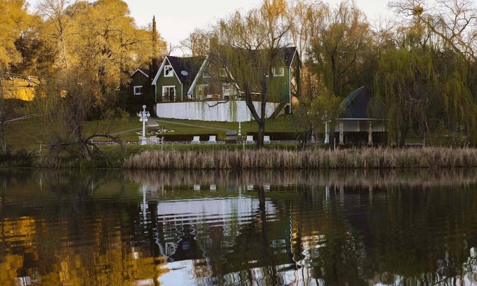 Auburn House | Lakefront Cottage at Lakewood
