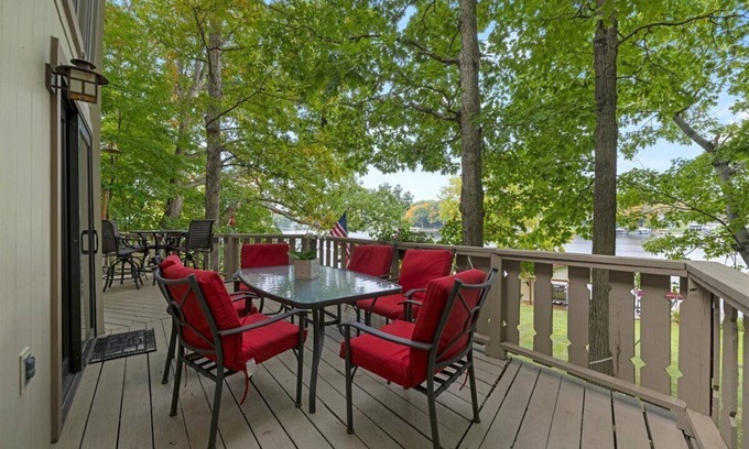 Howard House | Lakefront Cottage on Apple Valley Lake