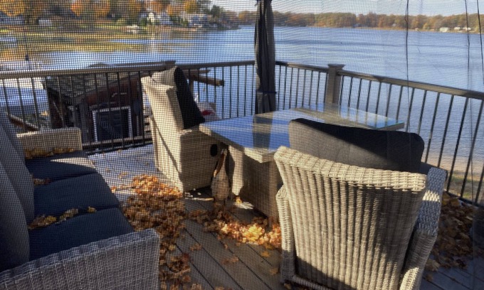 Hudson Lake Cottage | Lakefront cottage on scenic Hudson Lake