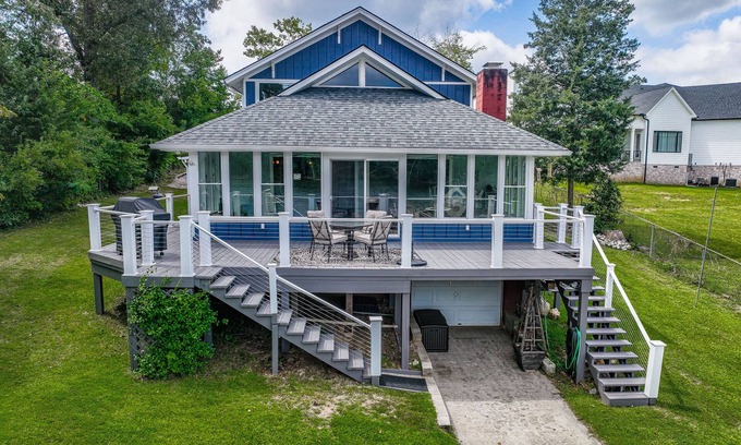 South Carolina Lakes & Blackwater Rivers House | Lakefront cottage with private dock and optional pontoon rental