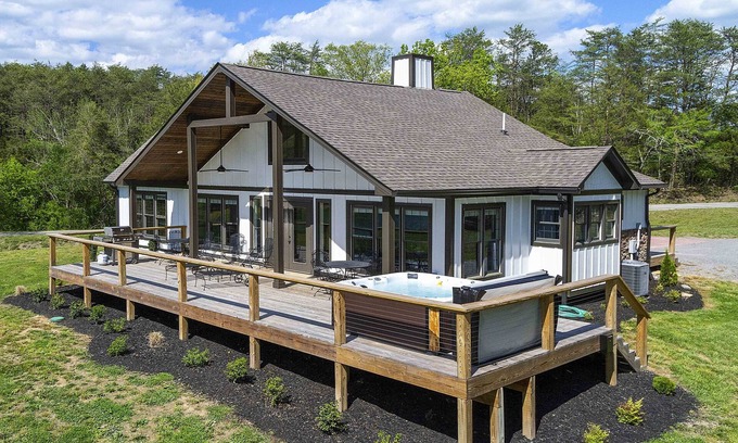 New Tazewell House | Lakefront Escape at Summer Breeze w/Private Dock w/Kayaks
